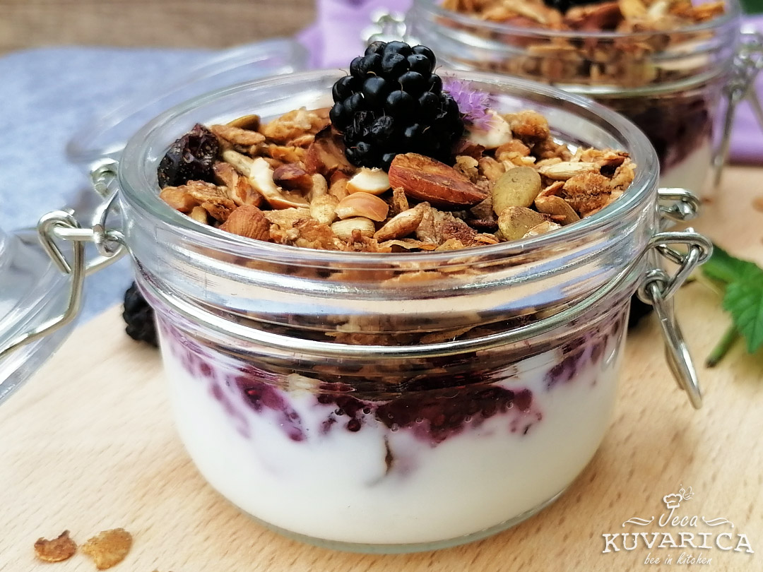 granola_sa_dzemom_od_kupina_i_jogurtom_003
