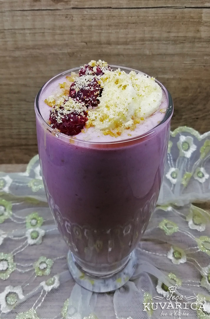 sejk_od_maline_sa_bananom_002