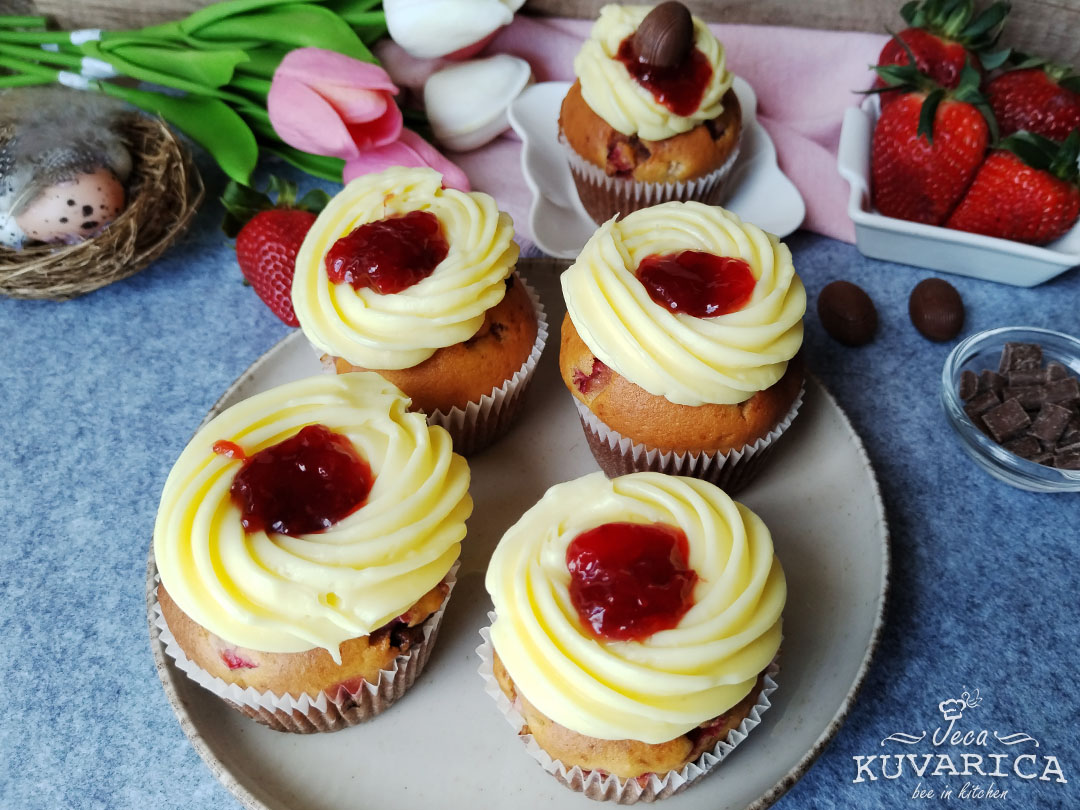 jagoda_mafini_sa_mlecnom_cokoladom_i_vanila_kremom_002