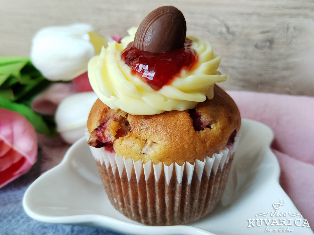 jagoda_mafini_sa_mlecnom_cokoladom_i_vanila_kremom_003