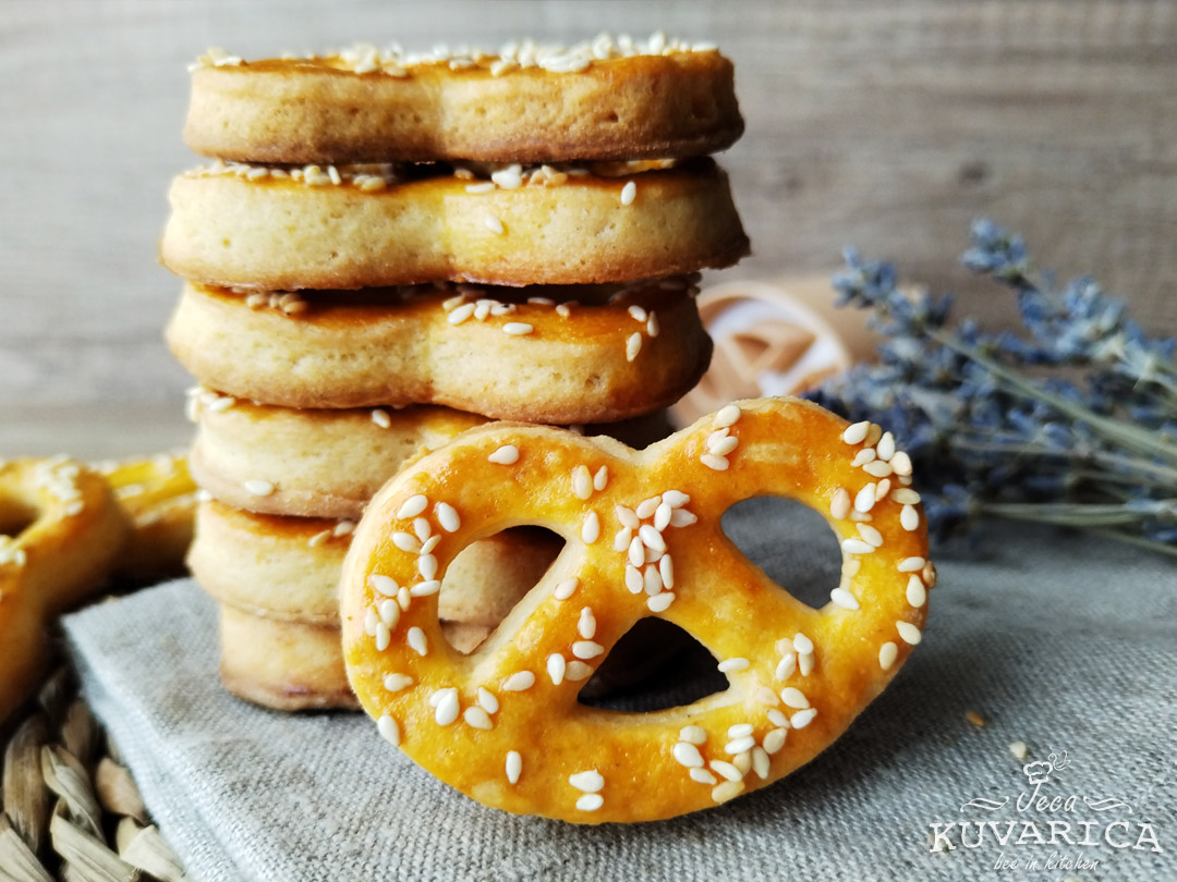 jednostavne_perece_sa_jogutrom_002