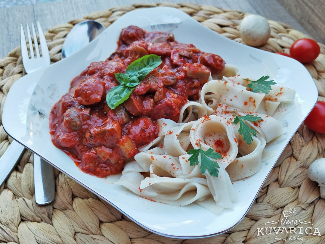 kobasice_sa_sampinjonima_u_paradajz_sosu_002